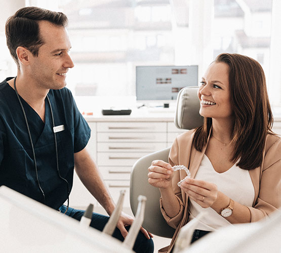 Unauffällige Zahnschienen (Invisalign®)